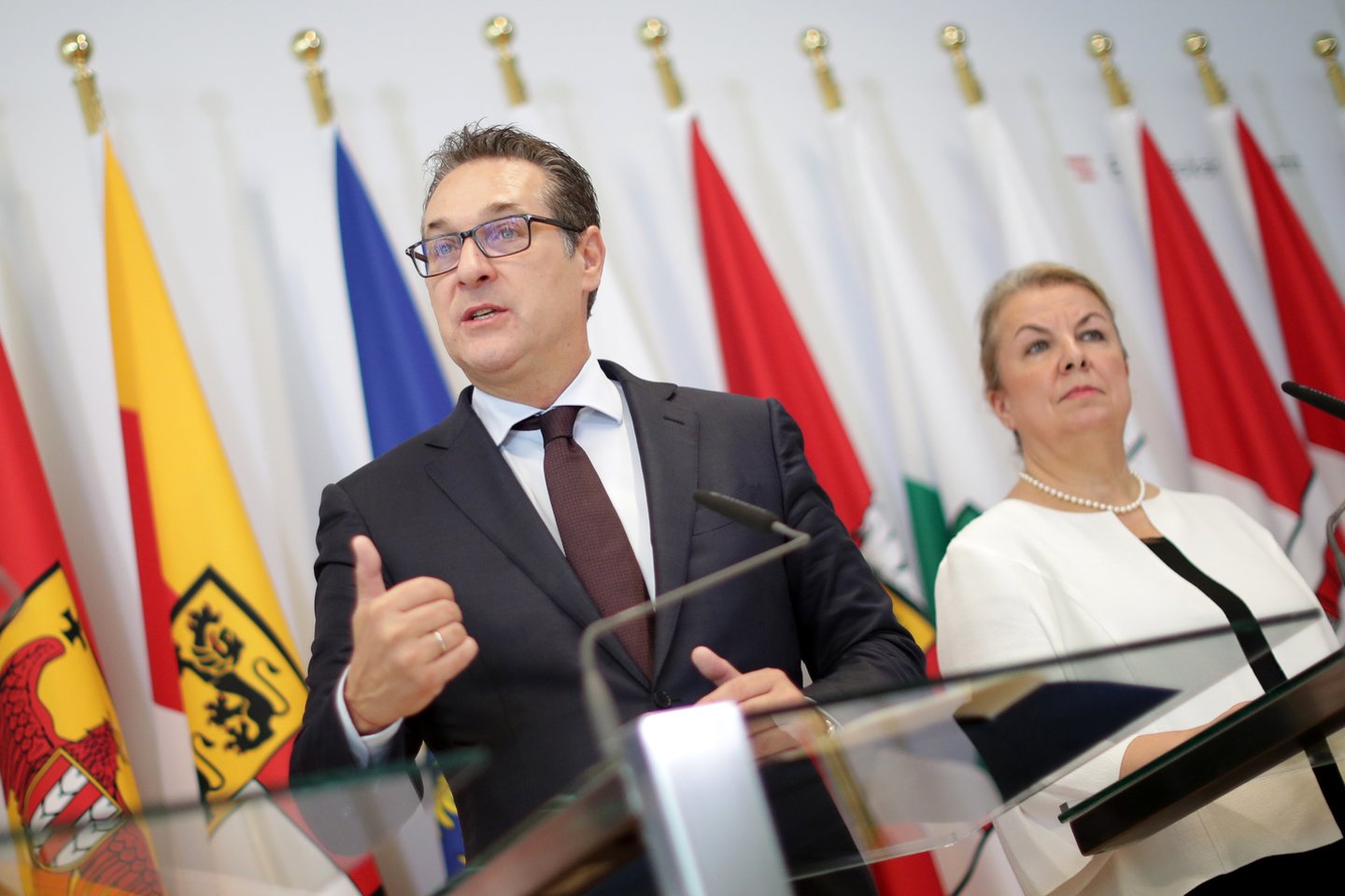 Vicekancleris Heinzas-Christianas Strache, kurio vadovaujama kraštutinių dešiniųjų Laisvės partiją gruodį prisijungė prie vyriausybės sudėties, ne kartą ragino ES panaikinti sankcijas Rusijai.<br> Reuters/Scanpix nuotr.