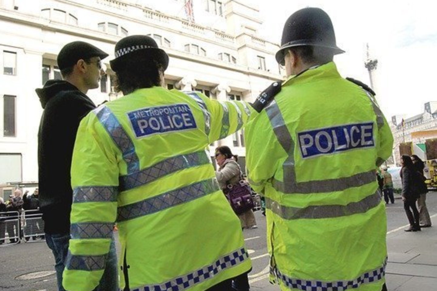 Didžiojoje Britanijoje trečiadienį mirė šimtametė senolė, kuriai per gatvės apiplėšimą buvo sulaužytas kaklas, pranešė pareigūnai.
