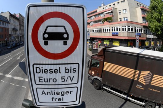 Vokietijoje įkliuvo pirmasis dyzelių draudimą pažeidęs vairuotojas: jis – iš Lietuvos