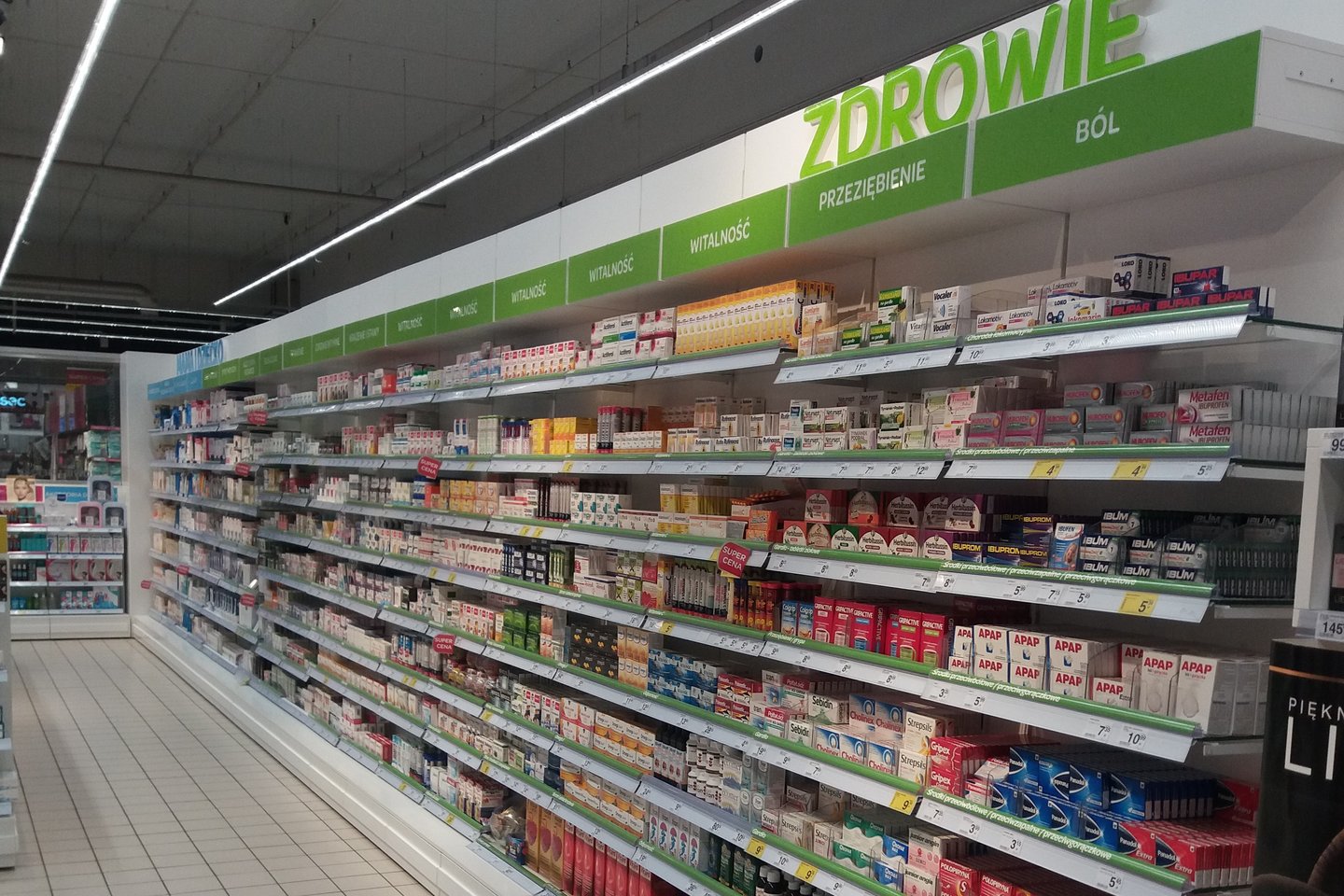  „Farmacijos prekės“ – tokie užrašai kabo ties vaistų prekybos skyriais Lenkijos prekybos centrų parduotuvėse.  