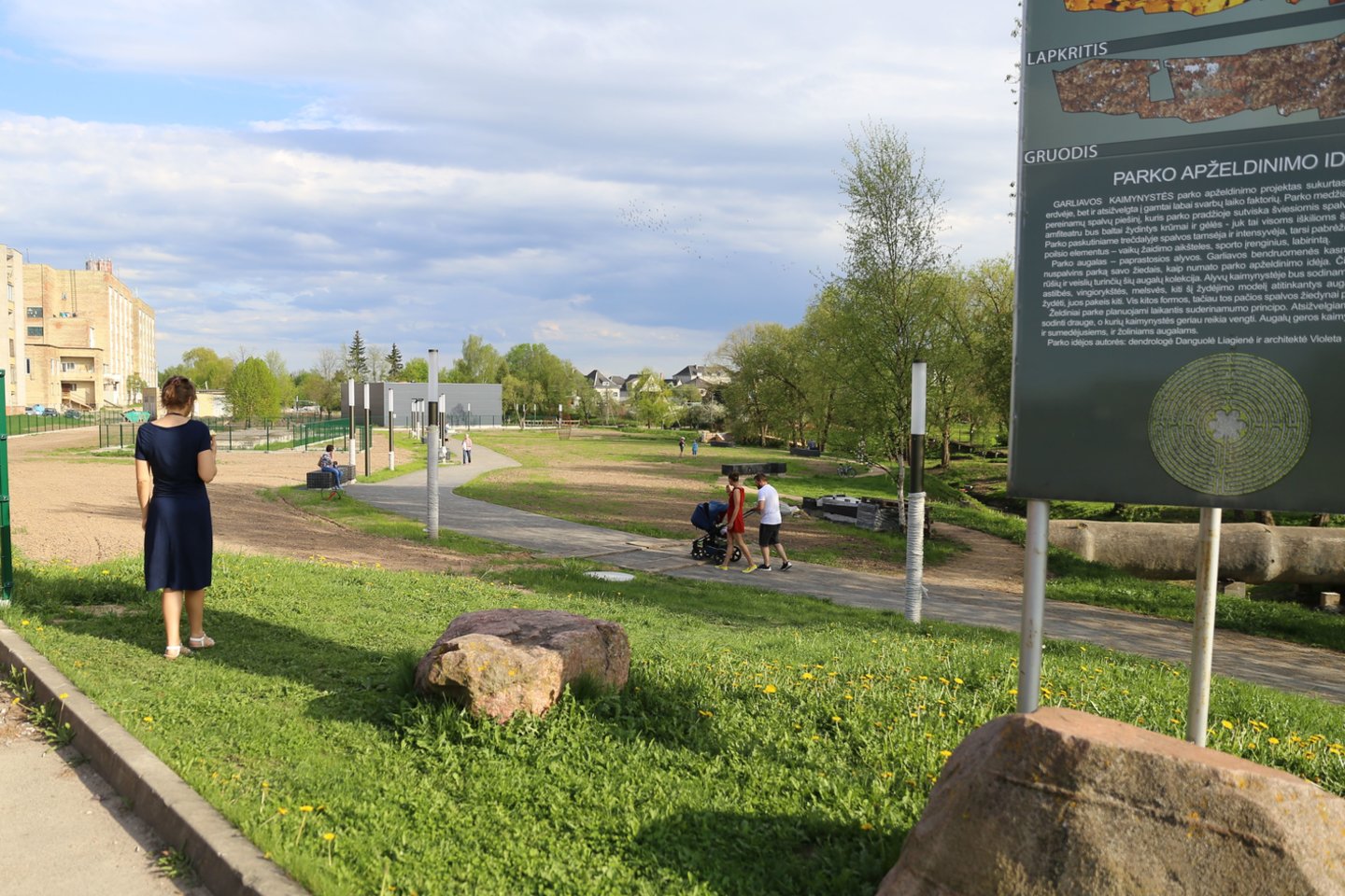  Kaimynystės parkas dar neužbaigtas, bet jį jau pamėgo garliaviškiai.<br> Kauno rajono savivaldybės nuotr.