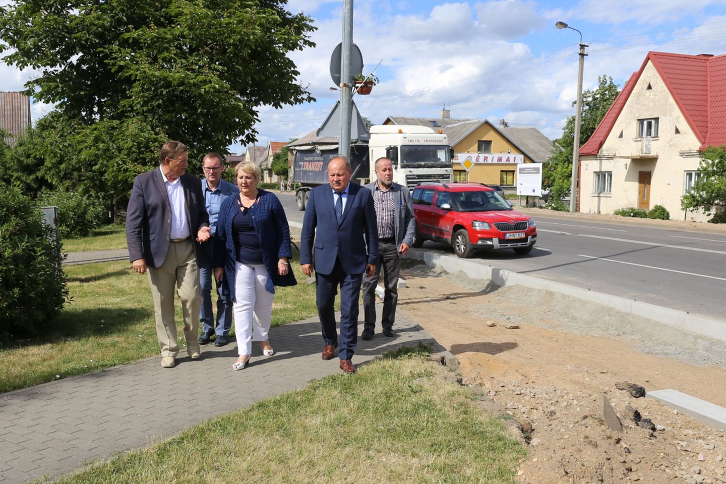  Šalia Garliavos bibliotekos planuojama įrengti naują automobilių stovėjimo aikštelę.<br> Kauno rajono savivaldybės nuotr.
