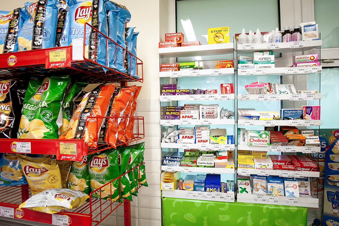  Nedidelėje šeimos įkurtoje maisto parduotuvėje „Vladi“ Punske virš šaldytuvų su ledais – vaistams skirtos lentynos.<br> D.Umbraso nuotr. 