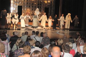 Regos negalią turintys teatro žiūrovai įvertino Moljero komedijos žavesį