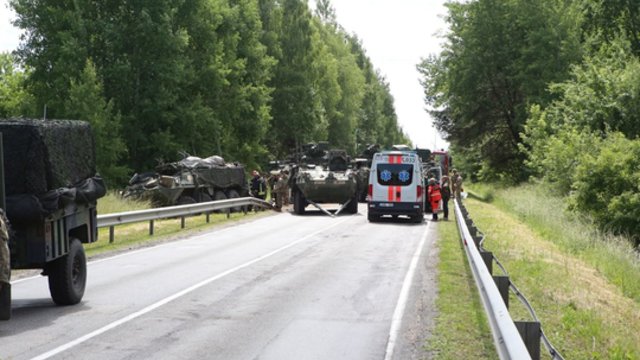 Neeilinis eismo įvykis Prienų rajone: susidūrus 4 šarvuočiams, sužeista 10 karių