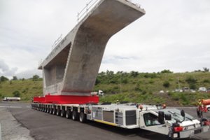 Neregėta sunkvežimių įranga: kaip pervežami didžiausi ir sunkiausi kroviniai