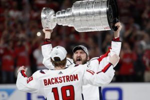 „Capitals“ ledo ritulininkai pirmąkart iškovojo Stanley taurę