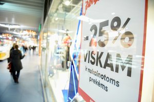 Nuolaidas medžiojanti moteris: „Atpažįstu tuos pačius veidus parduotuvių eilėse“