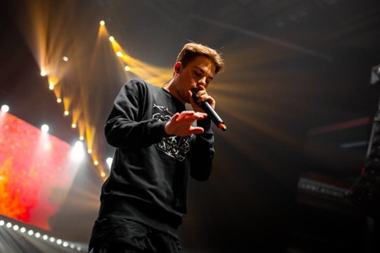 Abitūros egzaminus laikantis reperis West One pluša ir įrašų studijoje