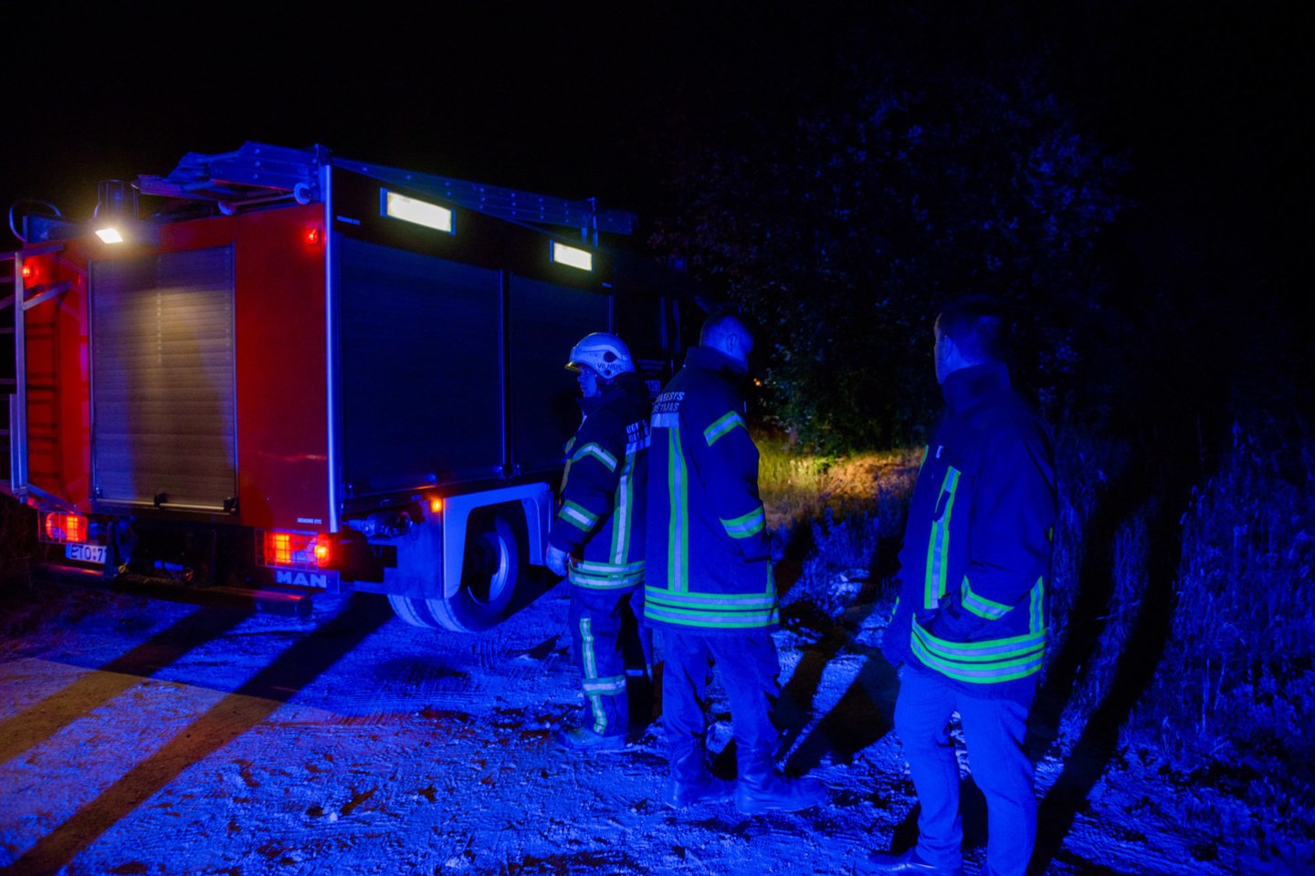  Vilniuje naktį iš trečiadienio į ketvirtadienį žuvo po ugniagesių sunkvežimio ratais nugriuvusi moteris.<br> A. Vaitkevičiaus nuotr.