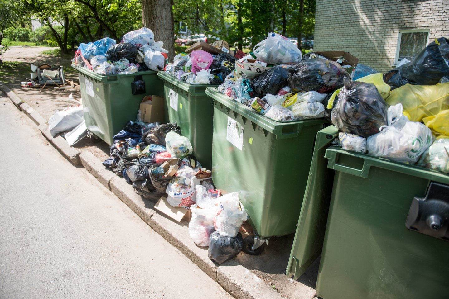 Net ir pasibaigus pereinamajam laikotarpiui buvo fiksuojami pažeidimai – vilniečiai duso nuo atliekų smarvės.