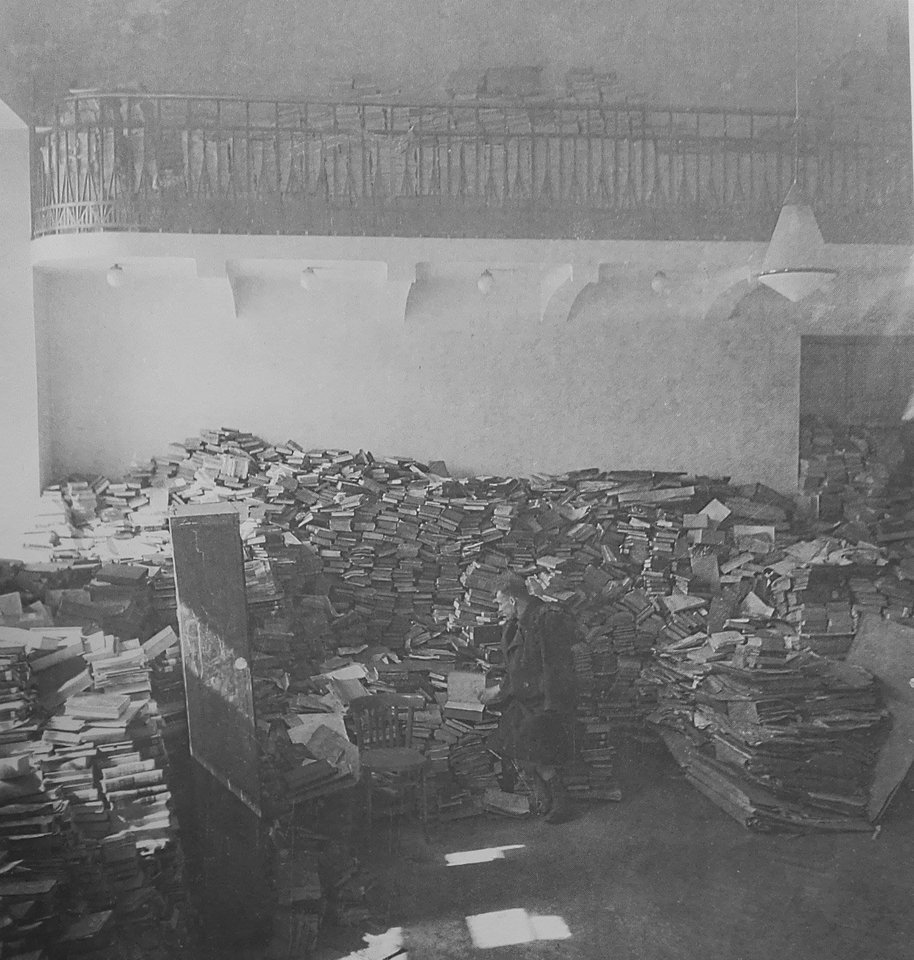  Sovietų valdžios paruoštos sudeginti knygos Mokslų akademijos Centrinėje bibliotekoje. <br> V.Augustino 1941 m. nuotrauka, saugoma LNM
