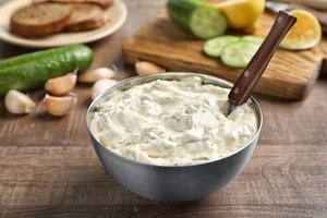 Gaivus jogurto padažas – vasaros favoritas. Norisi valgyti šaukštais