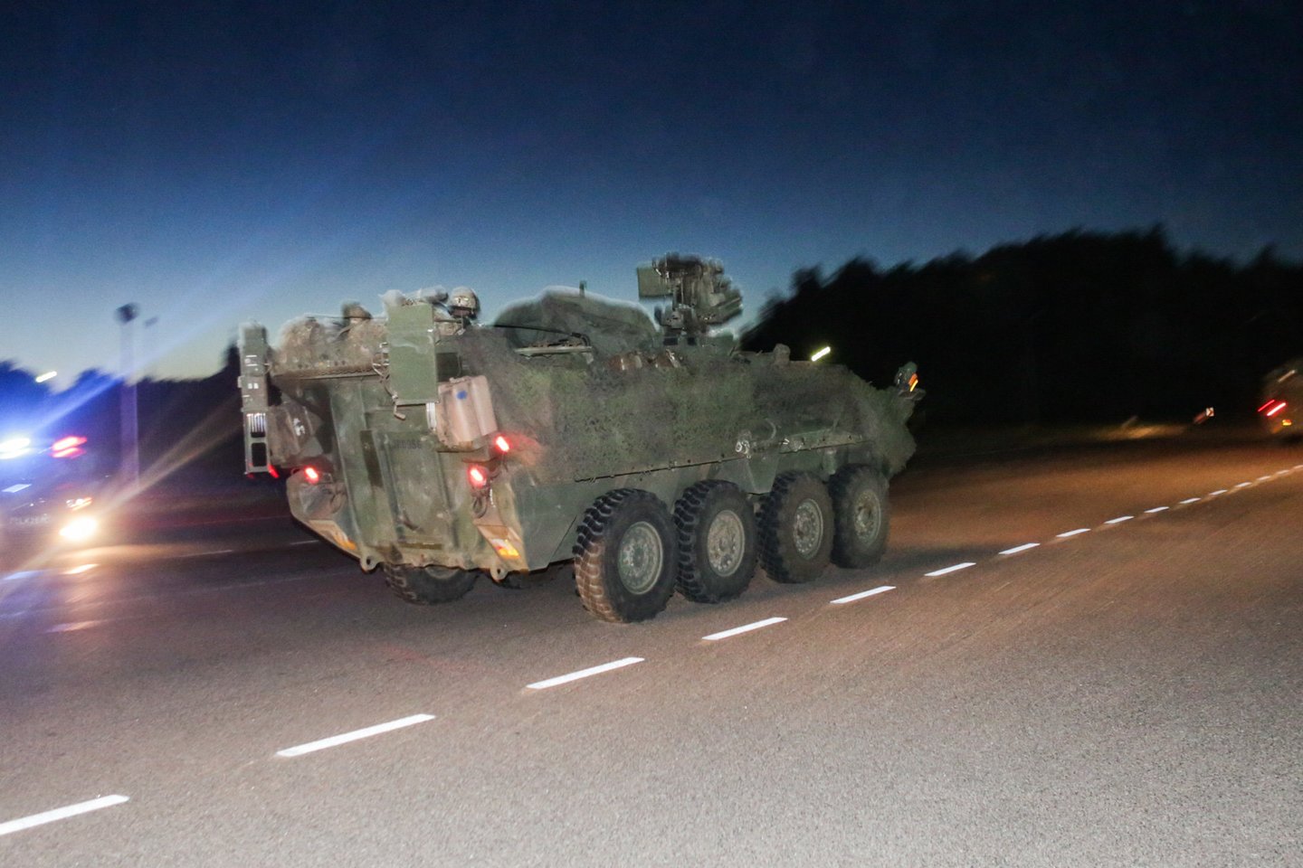 NATO sąjungininkų karinė technika į Lietuvos teritoriją įvažiavo naktį. <br> G. Bitvinsko nuotr.