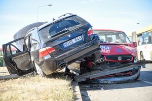 Vilniuje – įspūdingas vaizdelis: BMW „užšoko“ ant „Volkswagen“