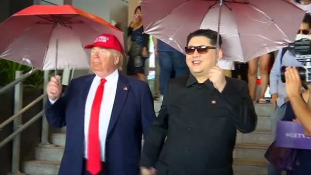 Singapūro gatvės užplūdo Donaldo Trumpo ir Kim Jong-uno mėgdžiotojai