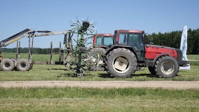 Jauni Kelmės rajono ūkininkai bandė traktorių greičio galimybes