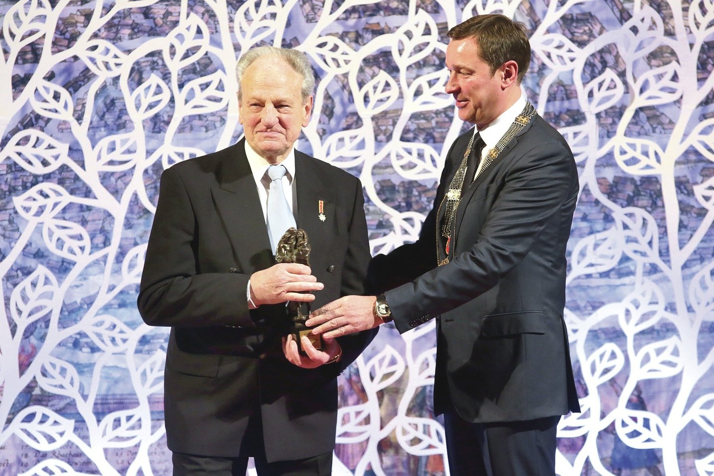 2013 metais J.Vanagas buvo apdovanotas šv.Kristoforo statulėle. Dešinėje – tuometis meras Artūras Zuokas.