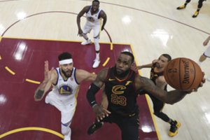 LeBronas Jamesas prisipažino –  žaidė kęsdamas rankos lūžį