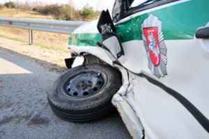 Į policijos automobilį Vilniuje rėžėsi neatidaus vairuotojo „Subaru“