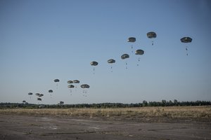 Po pusės paros skrydžio JAV oro desanto divizijos kariai Lietuvoje nusileido parašiutais
