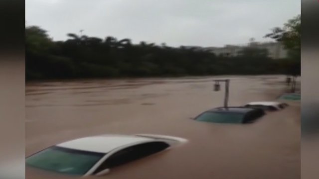 Siaučiantis taifūnas Pietų Kinijos miestus pavertė 2 metrų gylio ežerais