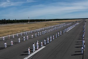 400 karatistų rodė savo įgūdžius ant Palangos lėktuvų kilimo ir tūpimo tako
