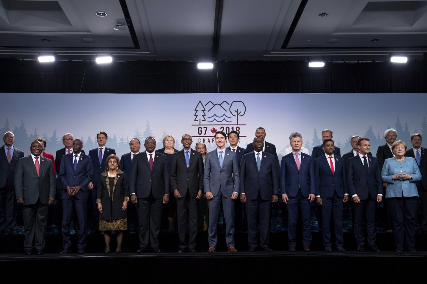 G-7 susitikimas baigėsi visišku fiasko: lyderiai Kanadoje ilgai derino komunikato tekstą, bet D.Trumpas atmetė susitarimą ir išsityčiojo iš J.Trudeau. <br> AP nuotr.