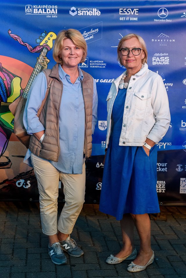 Lietuvos jūrų muziejaus direktorė Olga Žalienė (dešinėje) su drauge Rita Šiukštiene.<br> A.Kubaičio nuotr.