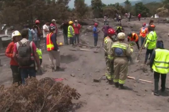 Po ugnikalnio išsiveržimo Gvatemaloje rasti gyvųjų nebesitikima
