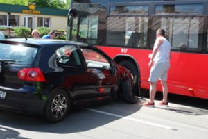 Autobuso ir „Volkswagen“ susidūrimas Kaune sustabdė eismą