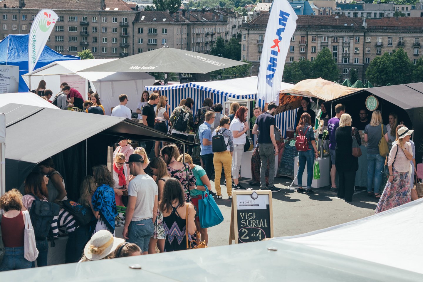 Festivalio metu vyko veganiškų prekių mugė, buvo skaitomos paskaitos, svečius linksmino įvairios grupės.<br> G.Stepanavičiūtės nuotr.