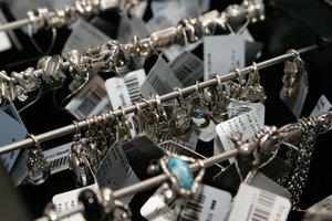 Juvelyrai pataupė – nuslėpė 1,5 mln. eurų, o algas mokėjo vokeliuose