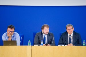 Etatinio apmokėjimo įvedimas kursto aistras: mokytojai nesutaria, siūloma jį nukelti