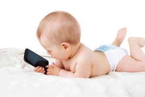 Vaikystė tarp ekranų: kaip užauginti sveiką ir laimingą vaiką