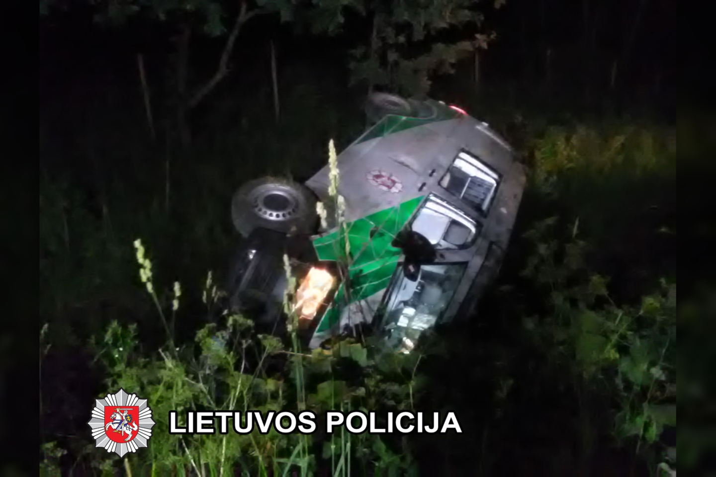 Šakių rajone, gaudynių metu, apsivertė policijos pareigūnų automobilis.<br>Policijos nuotr.
