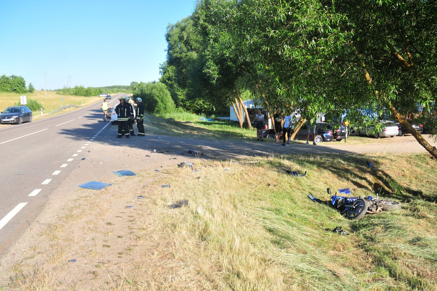Tragedija įvyko tuomet, kai lenkdamas į kairę sukusį „Renault Kangoo“ automobilį motociklininkas trenkėsi į jo šoną.<br> A. Vaitkevičiaus nuotr.