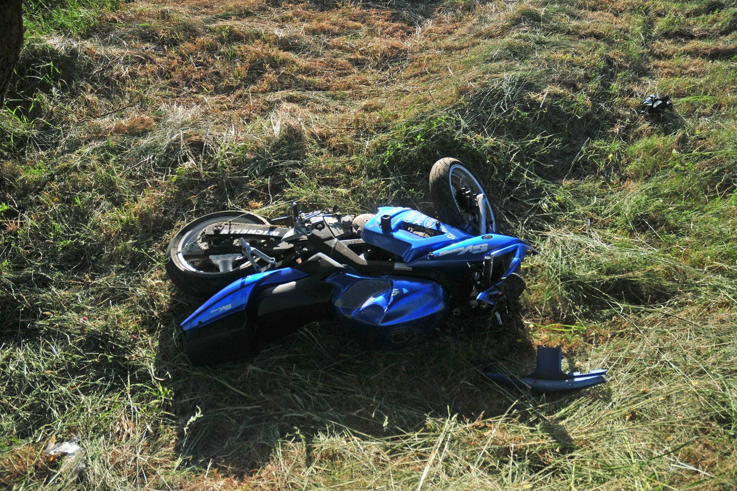 Tragedija įvyko tuomet, kai lenkdamas į kairę sukusį „Renault Kangoo“ automobilį motociklininkas trenkėsi į jo šoną.<br> A. Vaitkevičiaus nuotr.