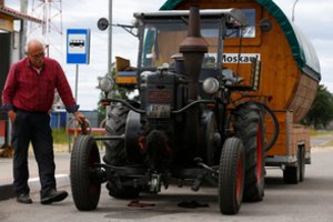 Užkietėjęs futbolo sirgalius į Maskvą išvyko su neįtikėtino senumo traktoriumi