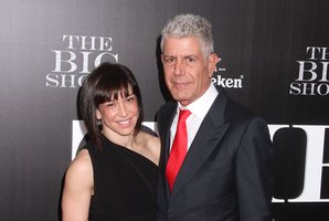 Paauglė Anthony Bourdaino dukra velionį pagerbė širdį veriančiu gestu