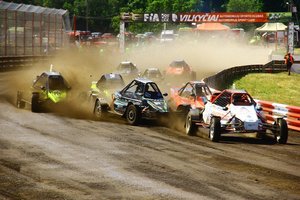 Europos autokroso čempionate Vilkyčiuose triumfavę latviai patys sugiedojo savo himną