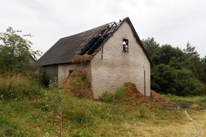 Gesindamas padegtą daržinę traumą patyrė ugniagesys