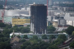 Minint gaisro Londono daugiabutyje metines, šalyje tvyro pyktis ir sielvartas