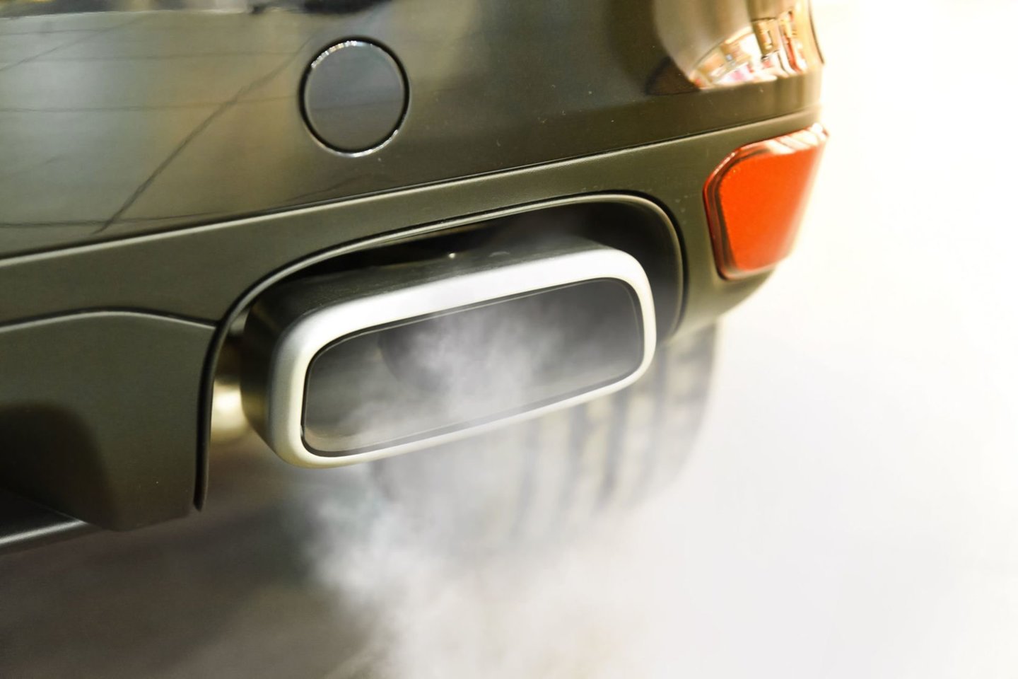  „Regitra“ duomenis apie anglies dioksido emisiją kaupia tik nuo 2011 metų, o senų automobilių taršos negali patikrinti net techninių apžiūrų centrai.<br> newspress.co.uk nuotr.
