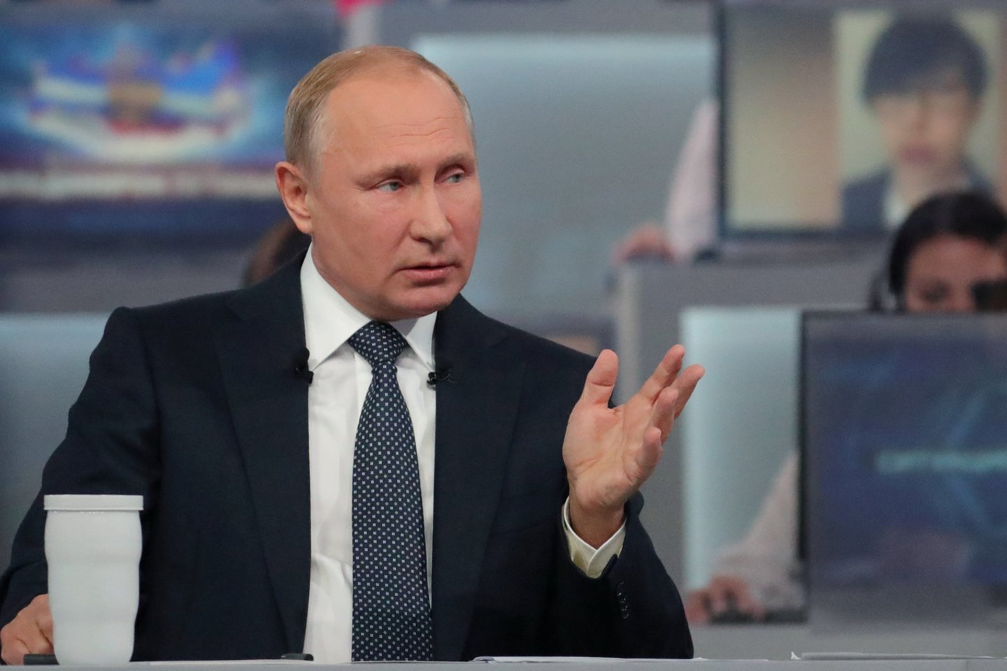 Kremlius trečiadienį patvirtino per kasmetinį klausimų maratoną tiesioginiame televizijos eteryje pasakytus Rusijos prezidento Vladimiro Putino žodžius apie rimtas pasekmes Kijevui, jei rytoj prasidedančio Pasaulio futbolo čempionato metu Rytų Ukrainoje įvyktų ginkluota provokacija.<br>Reuters/Scanpix nuotr.