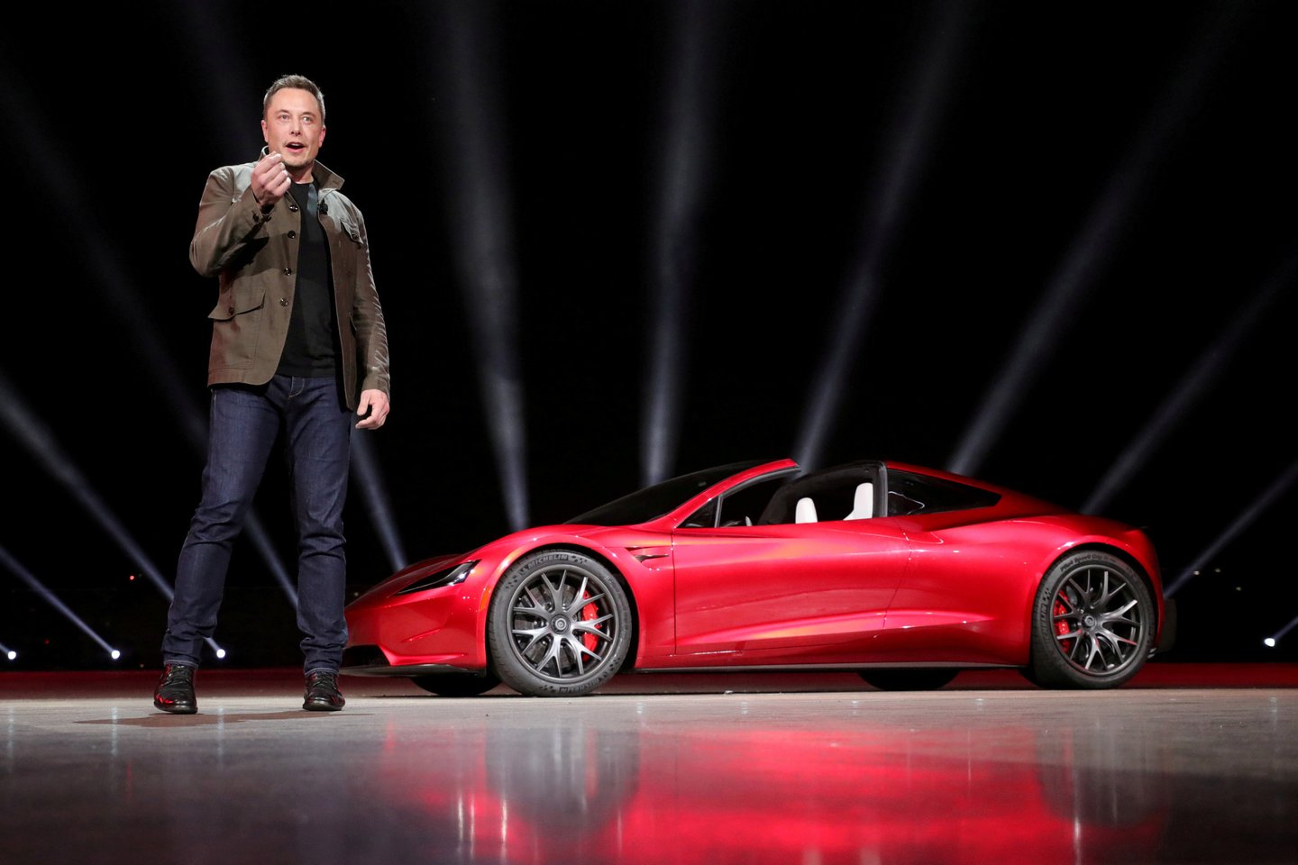  „Tesla Roadster" gaus kosminę technologiją.<br> Reuters/Scanpix nuotr.
