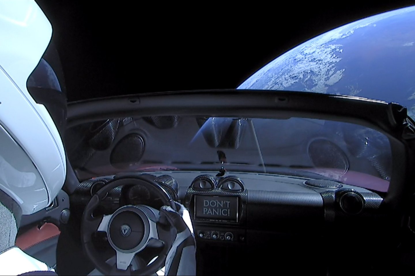  „Tesla Roadster" gaus kosminę technologiją.<br> Reuters/Scanpix nuotr.
