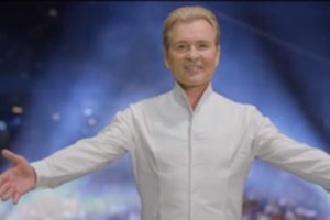 Kičo viršūnė: garsus rusų dainininkas perdainavo vokiečių kūrinį į laužytą „Maskvą“