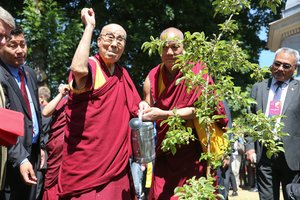 Dalai Lama pasodino obelį Užupyje Lietuvos šimtmečio proga