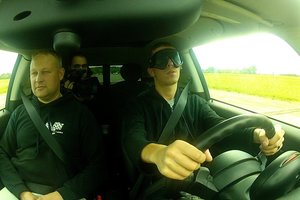 Ekstremaliausias išbandymas: aklieji sėdo už automobilio vairo ir įveikė lenktynių trasą